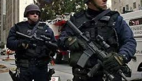 امریکا، دمظاهرې په ترڅ کي په پولیسو برید شوی