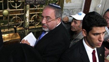 دجومات توهین، داسرائیلو دبهرنیو چارو وزیر په لويديځه غاړه کي ابراهيمي جومات ته ورغلی