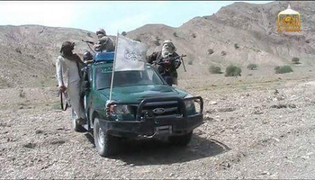 زابل : اتغرکې یوعسکرله رینجرموټراوګڼومهماتوسره مجاهدینوته راغی